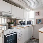 Authentic & Personal Flat In Trendy Toeoeloe Helsinki
