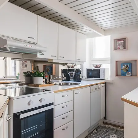 Authentic & Personal Flat In Trendy Toeoeloe Helsinki