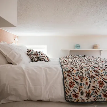 Huoneisto Authentic & Personal Flat In Trendy Toeoeloe Helsinki