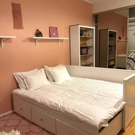 Huoneisto Authentic & Personal Flat In Trendy Toeoeloe
