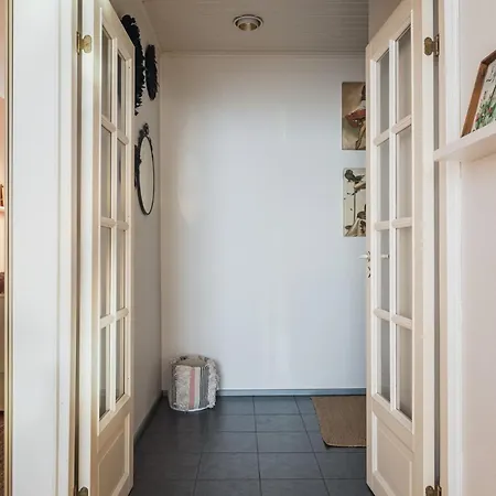 Authentic & Personal Flat In Trendy Toeoeloe Huoneisto