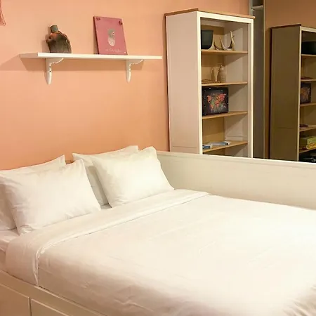 Authentic & Personal Flat In Trendy Toeoeloe