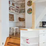 Authentic & Personal Flat In Trendy Toeoeloe הלסינקי